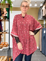 Diva Tunika Onesize – rød blomstret – 100% Genanvendt Silke – Cofur Denmark