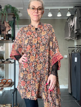 Blomstret Cofur Diva Tunika i 100% genanvendt silke