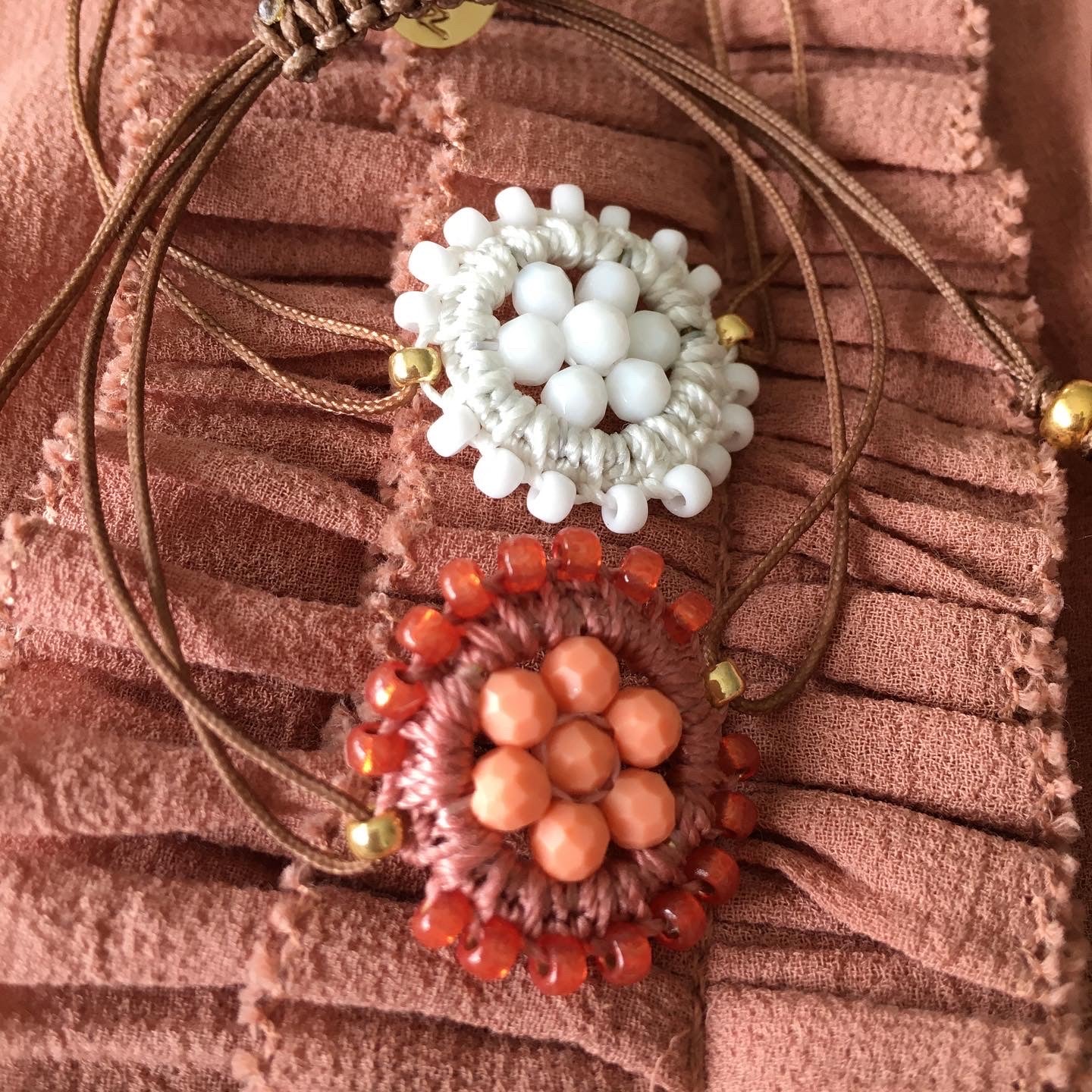 Håndlavet hvidt armbånd med rosetdetalje fra Maq Jewelry