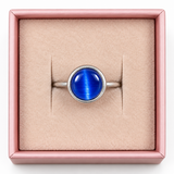 Zefina Cat Eye Ring med intens koboltblå rund sten