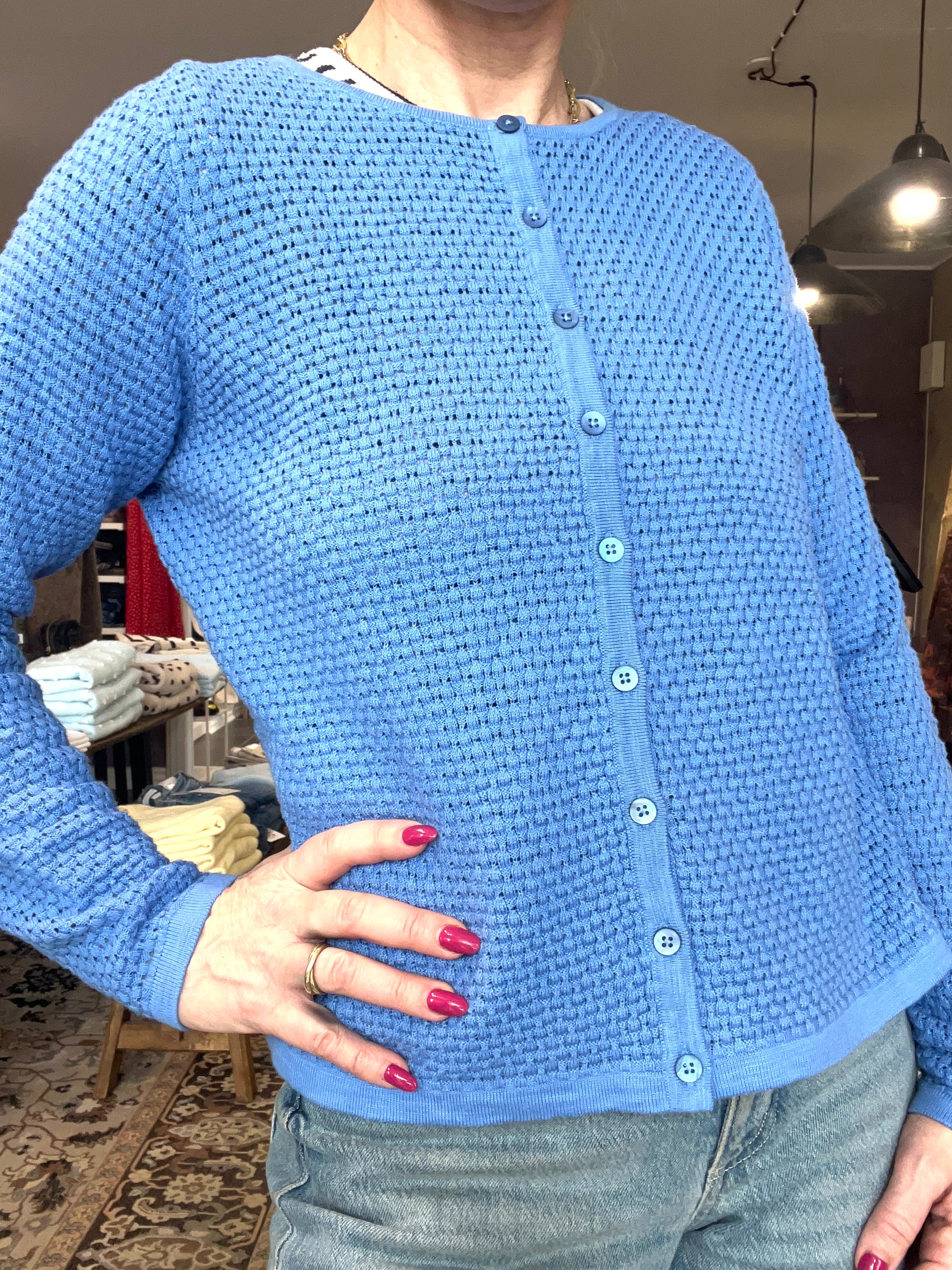 Cardigan med perlemorsknapper fra Mansted