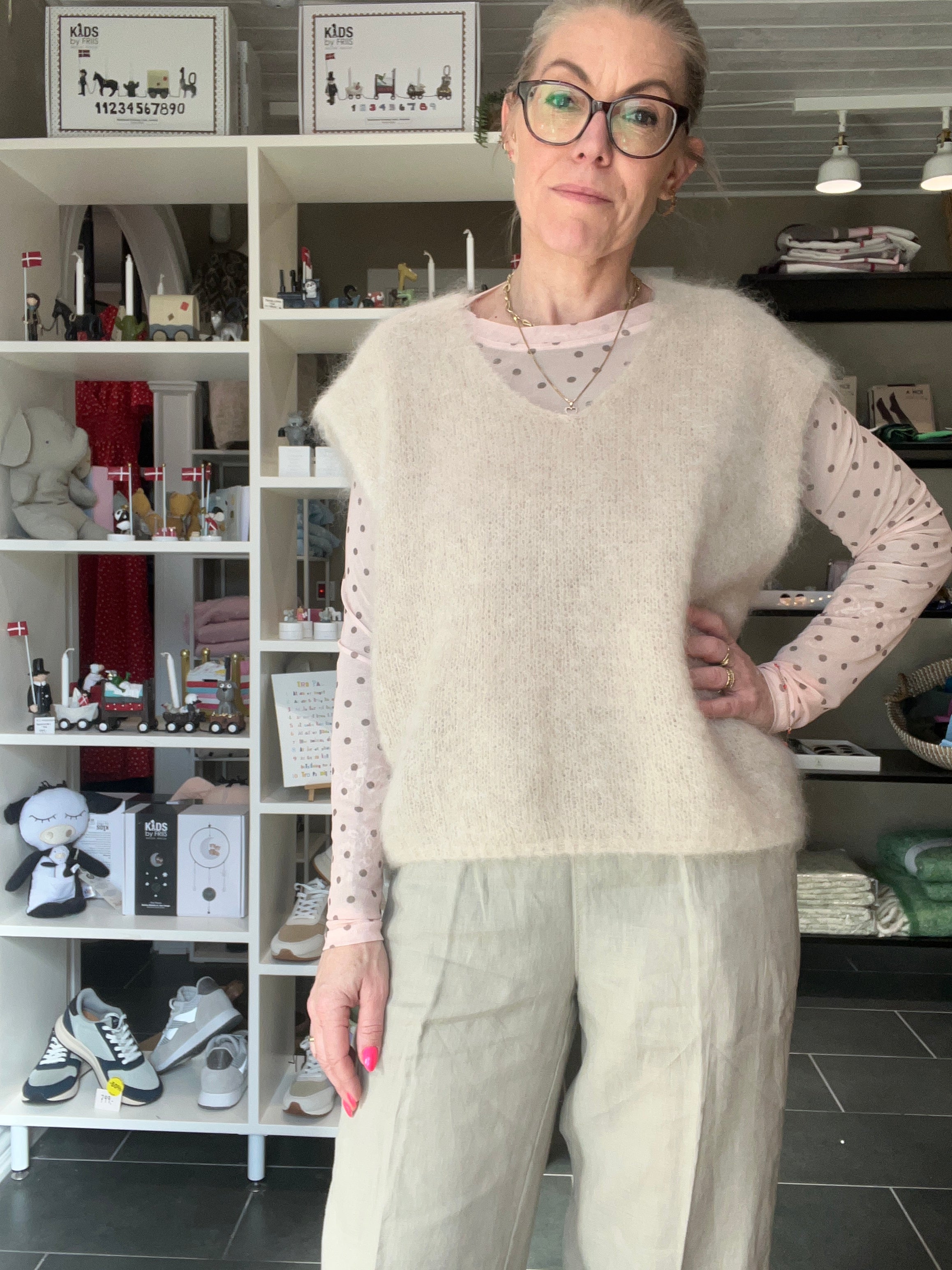 Bjoerk Strikvest – Latte fra Black Colour