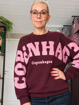Marta du Chateau Hibiscus Sweatshirt 22659 Bordeaux med pink skrift