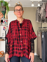 Cofur Diva Blouse rød tie-dye one-of-a-kind silkebluse til dame