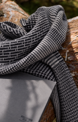 Thea Scarf Dark Charcoal fra Mansted i merinould