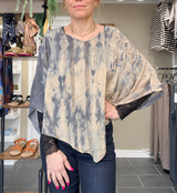 Cofur unika ponchobluse grå/beige mønster i pre-loved vintage silke