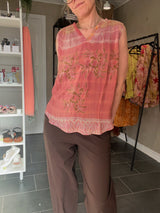 Feminin rosa silketop med V-hals