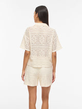 Let bomuldsskjorte med hæklet design