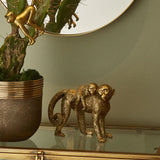 Speedtsberg figur – abe med henslængt unge på ryggen, antik guld, polyresin, 21×9×16 cm