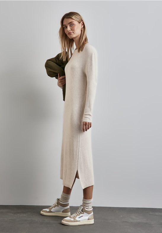 Street One Cosy Long Dress i creme – lang strikkjole til damer