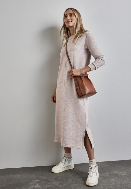 Lang strikkjole med rund hals og sideslidser – Cosy Long Dress creme