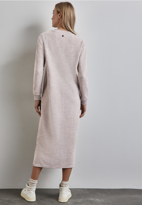 Lang strikkjole med rund hals og sideslidser – Cosy Long Dress creme