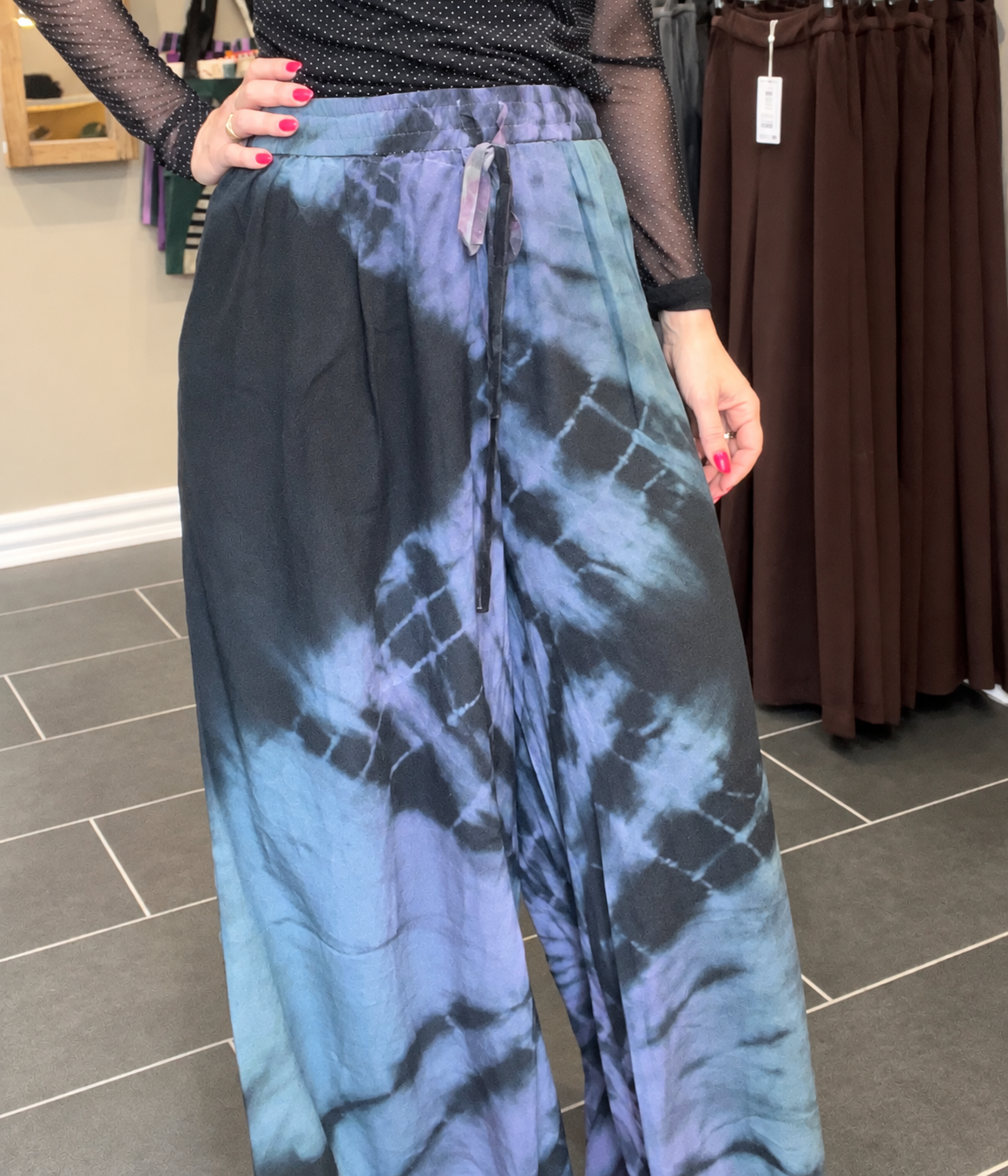 Cofur unika bukser med brede ben i lilla/grå tie-dye silke