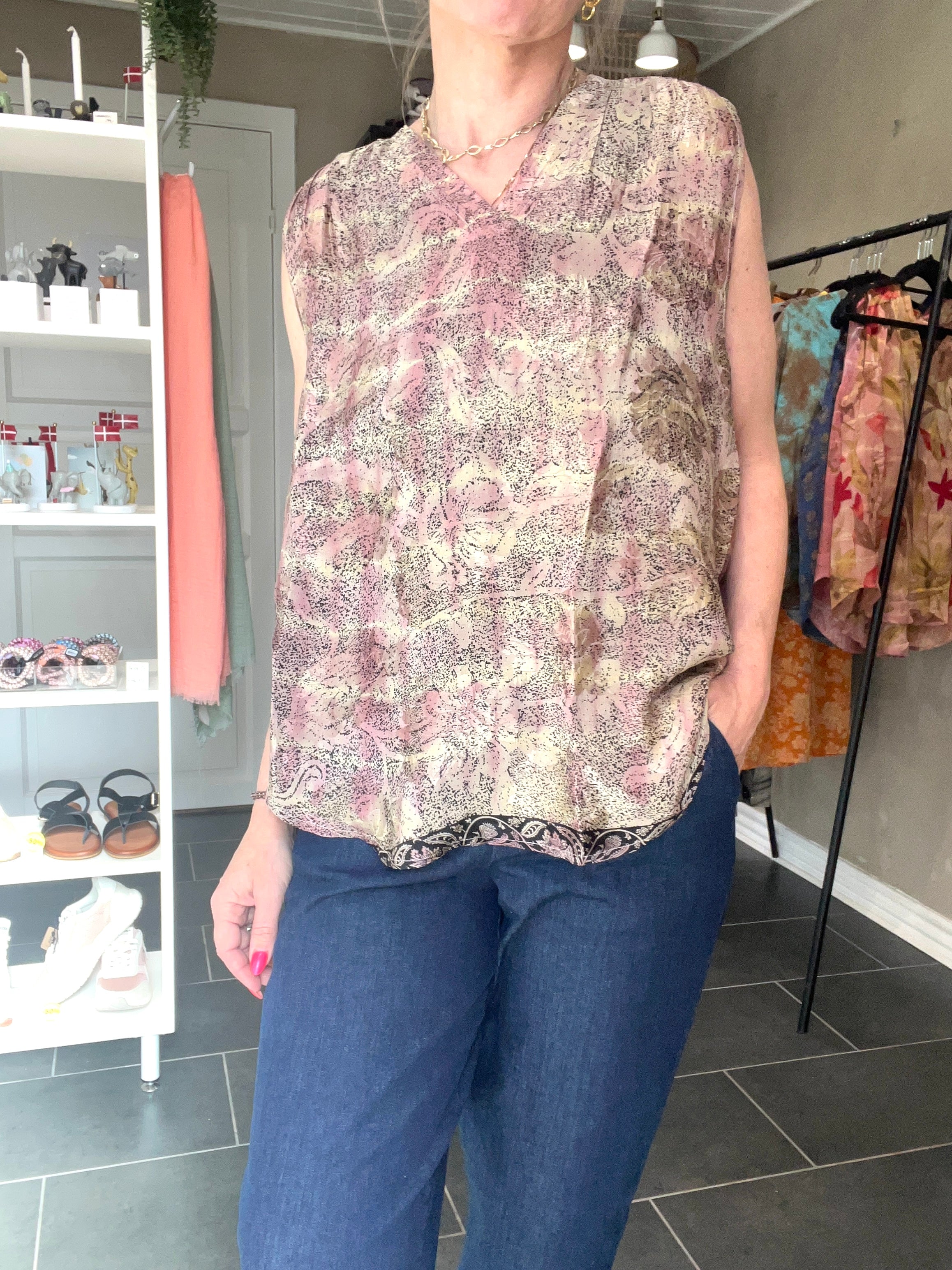 Unik silkebluse i genanvendt silke