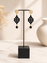 sorte perleøreringe fra Maq Jewelry