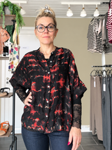 Cofur Diva Blouse sort/rød silkebluse i upcyclet vintage sari-silke