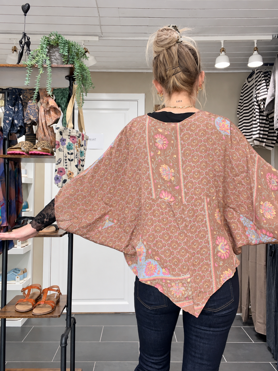 Cofur Denmark sart lys brun ponchobluse i unik vintage sari-silke