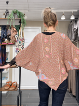 Cofur Denmark sart lys brun ponchobluse i unik vintage sari-silke