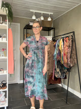 Lang kjole i genanvendt sari silke med tie dye print