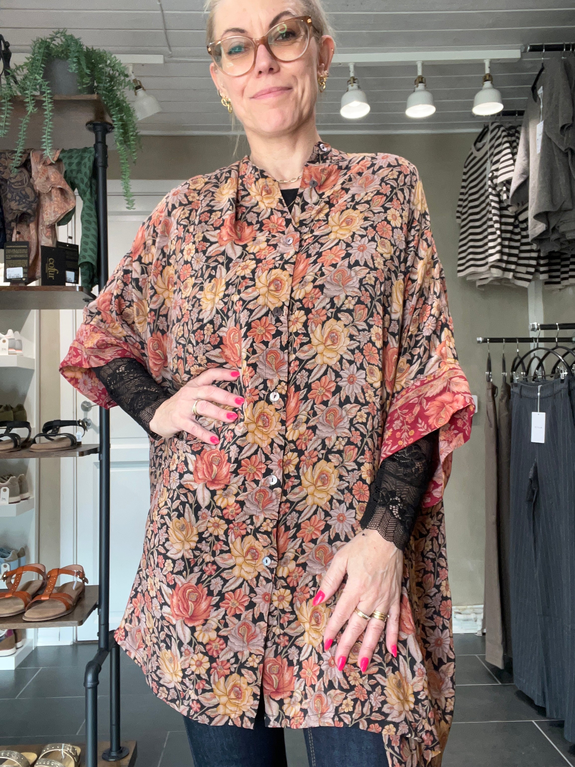 Cofur Diva Tunika recycled silk med dekorativt blomstermønster