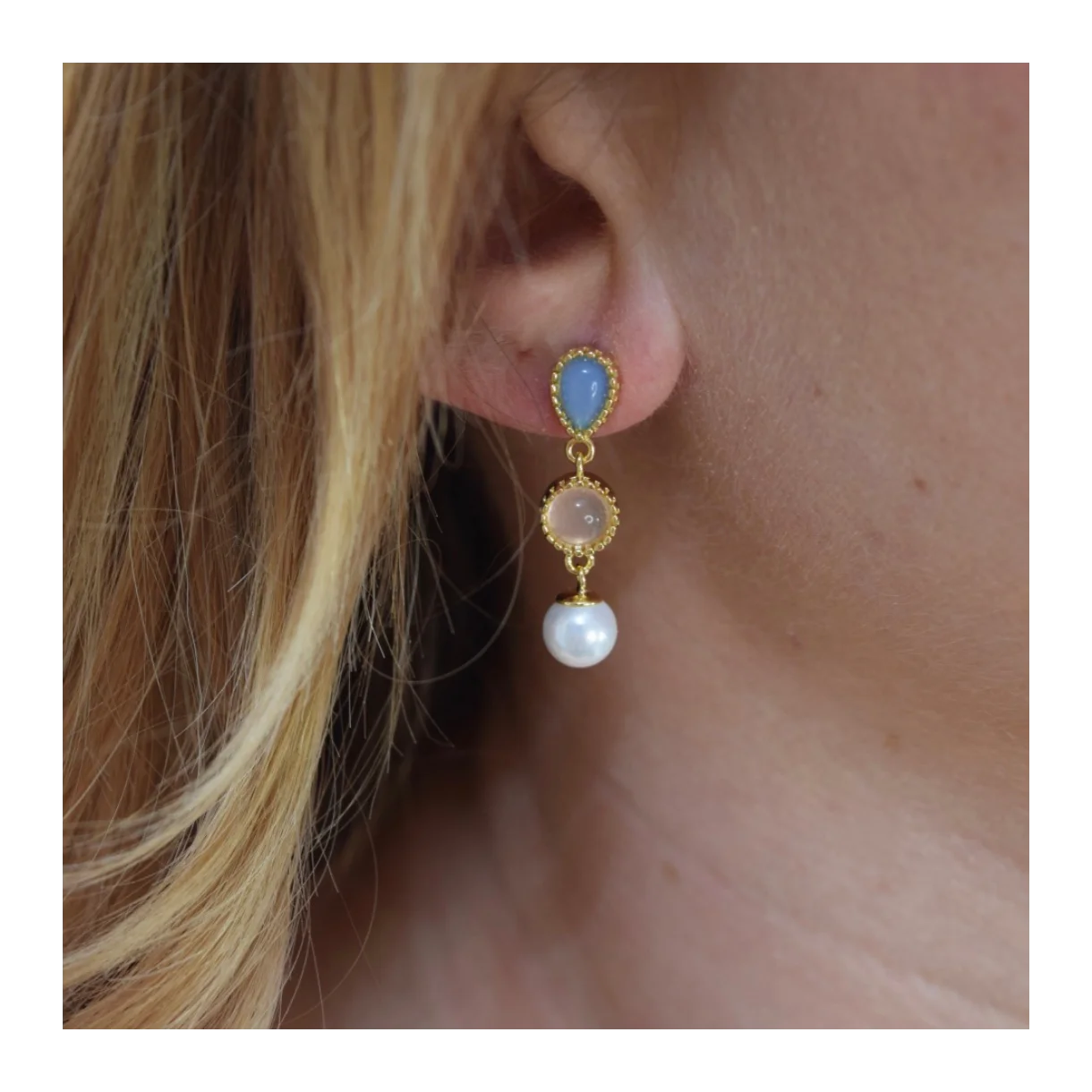 Zefina Bliss 14k forgyldte hængeøreringe med pastelfarvede ægte sten og hvid perle, 2,5 cm