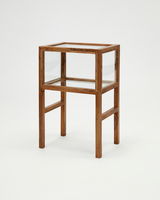 House Doctor HDMontre sidebord i antik brun mangotræ med glaspartier og glashylde, 38×60×28 cm