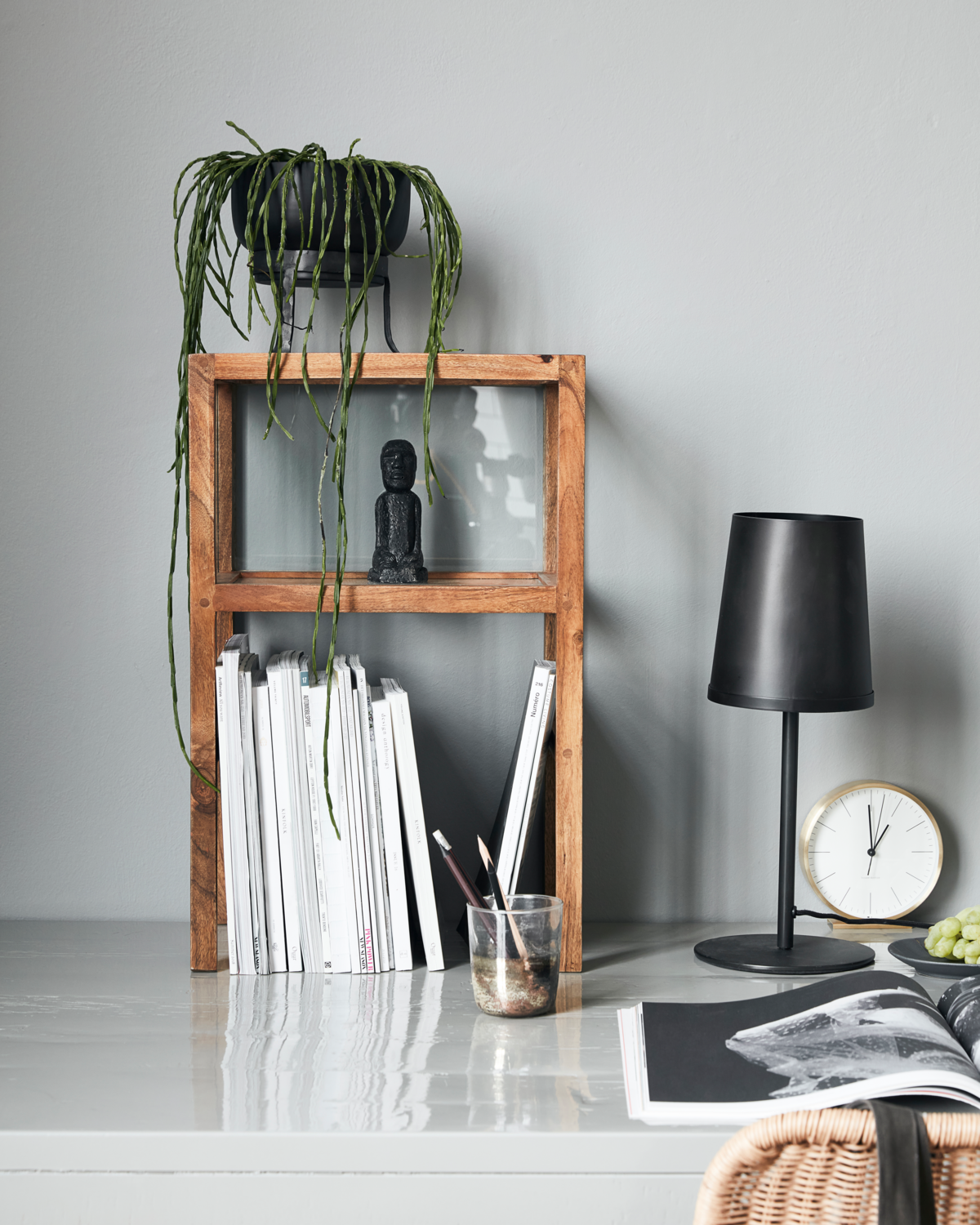 House Doctor HDMontre sidebord i antik brun mangotræ med glaspartier og glashylde, 38×60×28 cm