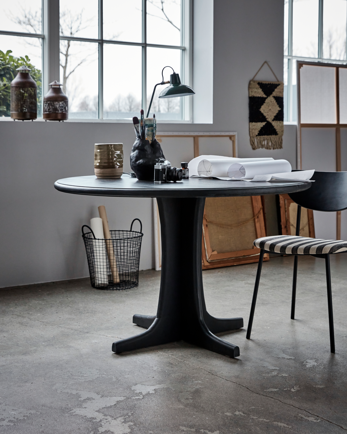 House Doctor HDShaker rundt spisebord i sort mangotræ, Ø120 cm, shaker-stel