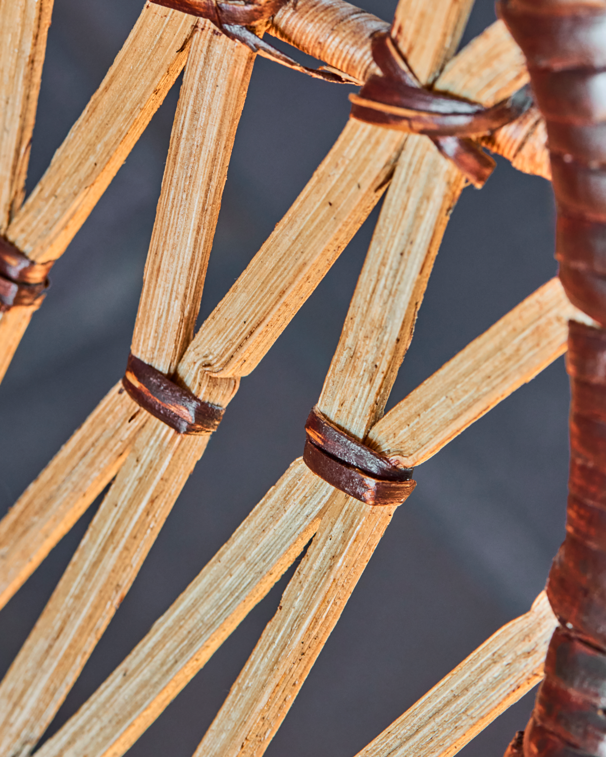 House Doctor HDFlow loungestol i natur rattan med sort jernstel