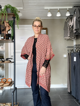 Diva silk tunika fra Cofur i røde nuancer og genanvendt silke