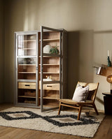 VIVA vitrineskab høj grå natur med glaslåger og hylder