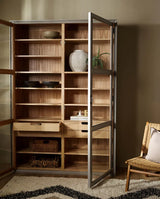 Vitrineskab grå natur i træ med glaslåger og opbevaring