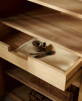 Højt vitrineskab grå natur VIVA skab med glaslåger