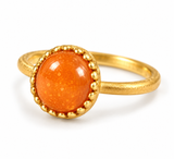 Zefina ring med rund orange sten og guldfarvet fatning