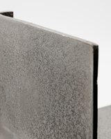 House Doctor HDBoxie hylde i aluminium med sølv finish og lukkede, strukturerede sider, 50×16×18 cm