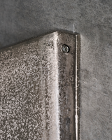 House Doctor HDBoxie hylde i aluminium med sølv finish og lukkede, strukturerede sider, 50×16×18 cm