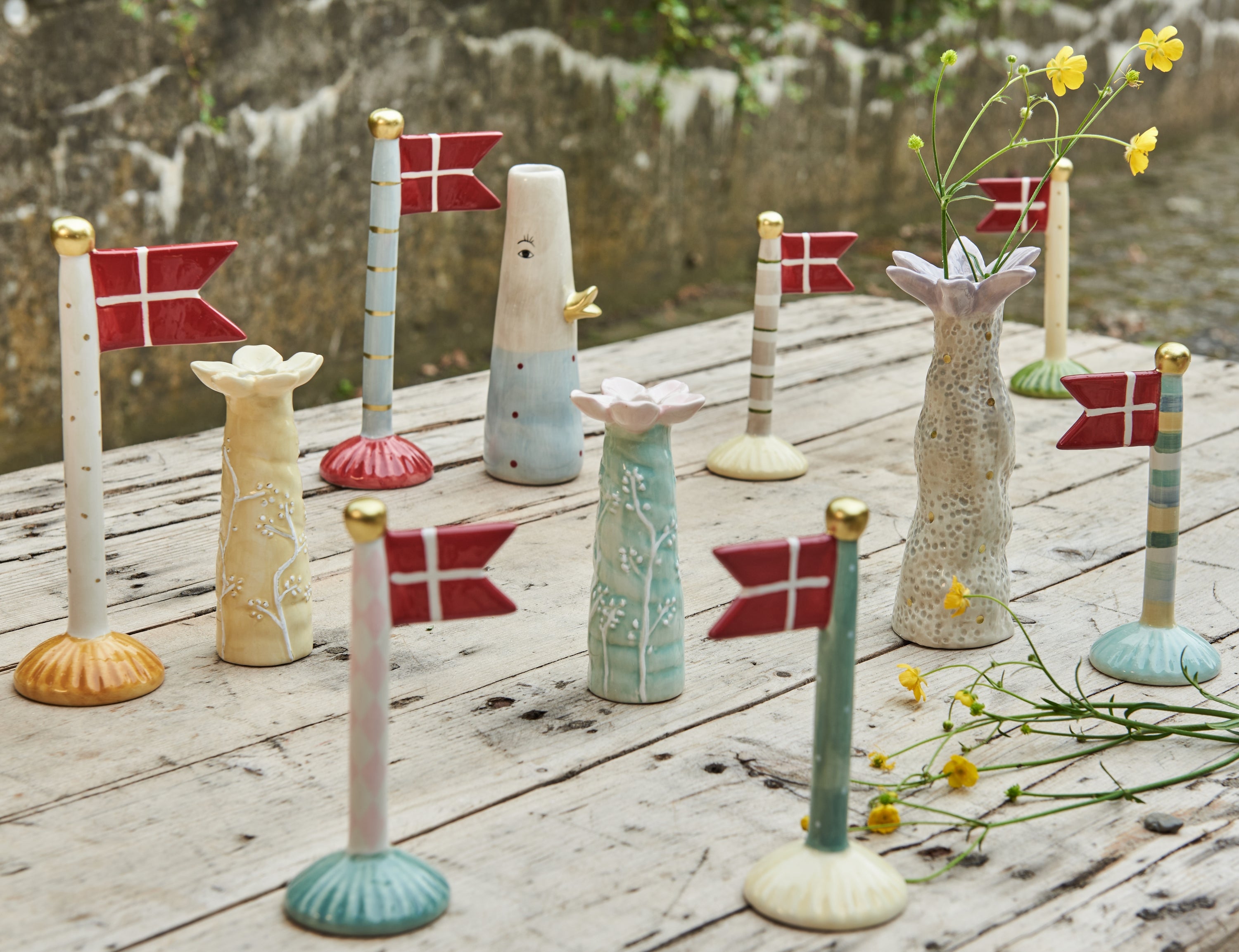 Håndlavet keramikflag 14 cm fra Speedtsberg – klassisk dansk bordpynt

