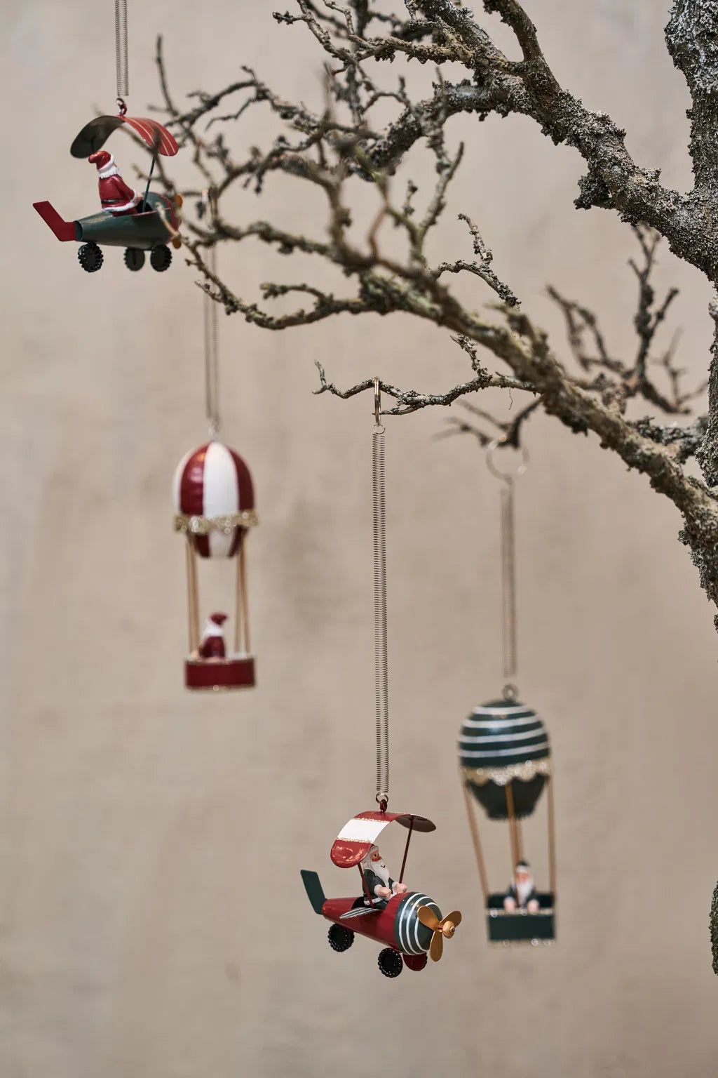 Speedtsberg Julemand & Elg i Luftballon 240048 – metal juleornament med fjederophæng