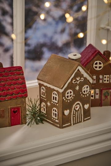 Keramikhus Gingerbread med buet dør – fyrfadslyshus fra Ib Laursen