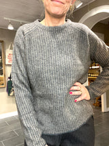 Mansted Zita Cold Grey kort strik med relaxed fit