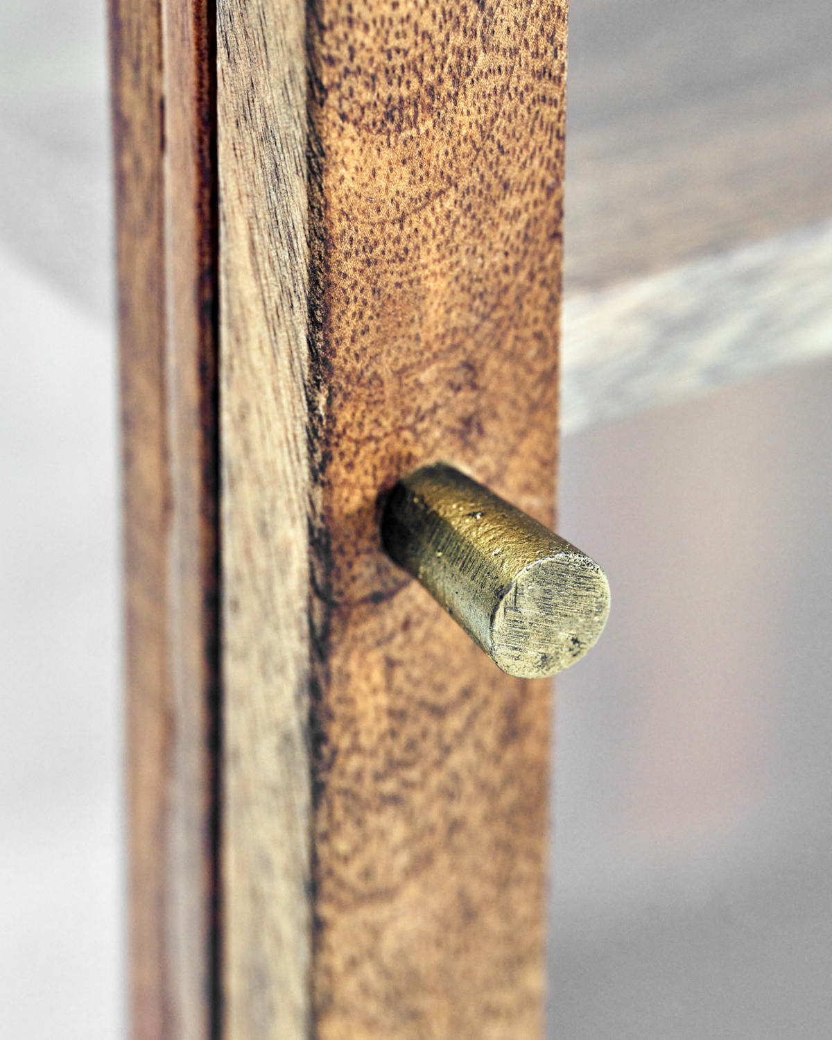House Doctor HDMontre kasse til ophæng i naturligt mangotræ med hærdet glas, 2 hylder, 51×40×26 cm