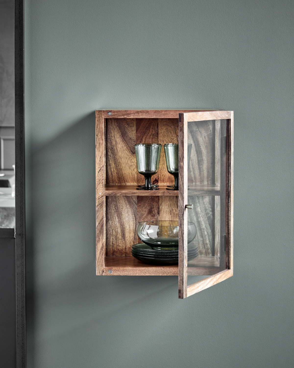 House Doctor HDMontre kasse til ophæng i naturligt mangotræ med hærdet glas, 2 hylder, 51×40×26 cm