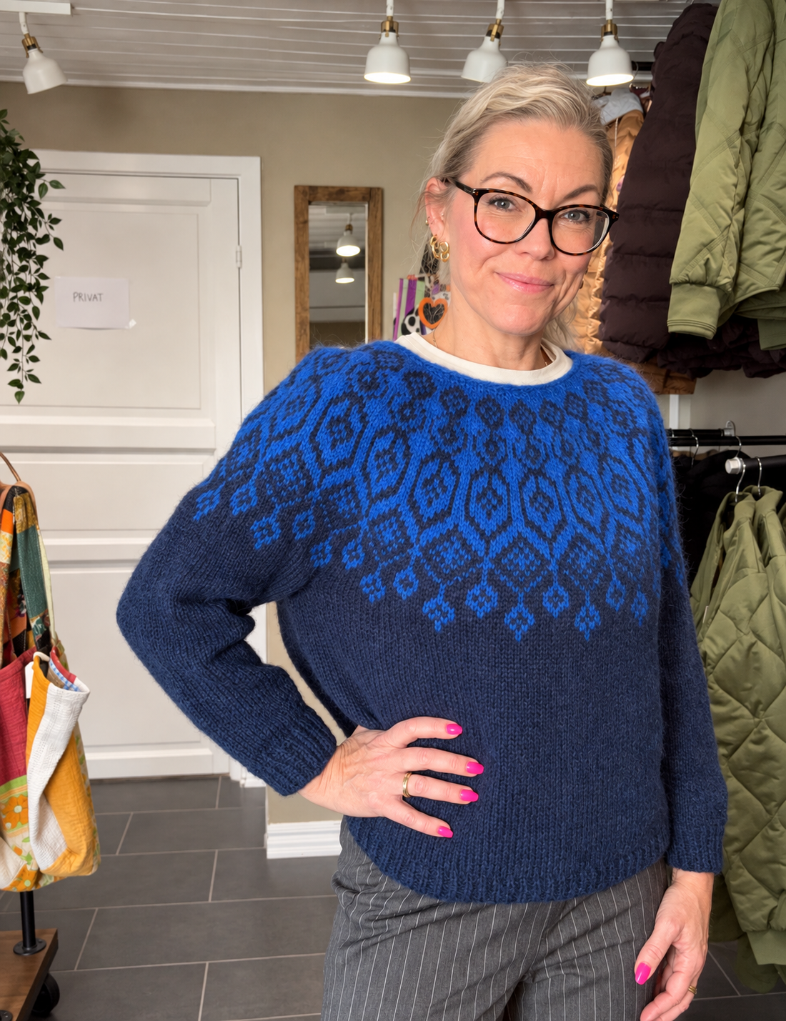 Balustrik marineblå sweater med kongeblåt mønster