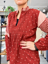 Cofur støvet rød silkebluse i pre-loved sari-silke S/M