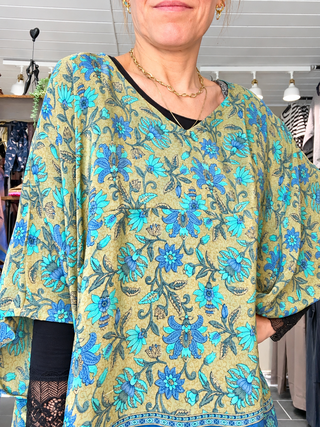Cofur Lombok Poncho Blouse blå blomstret one-of-a-kind silkebluse til dame