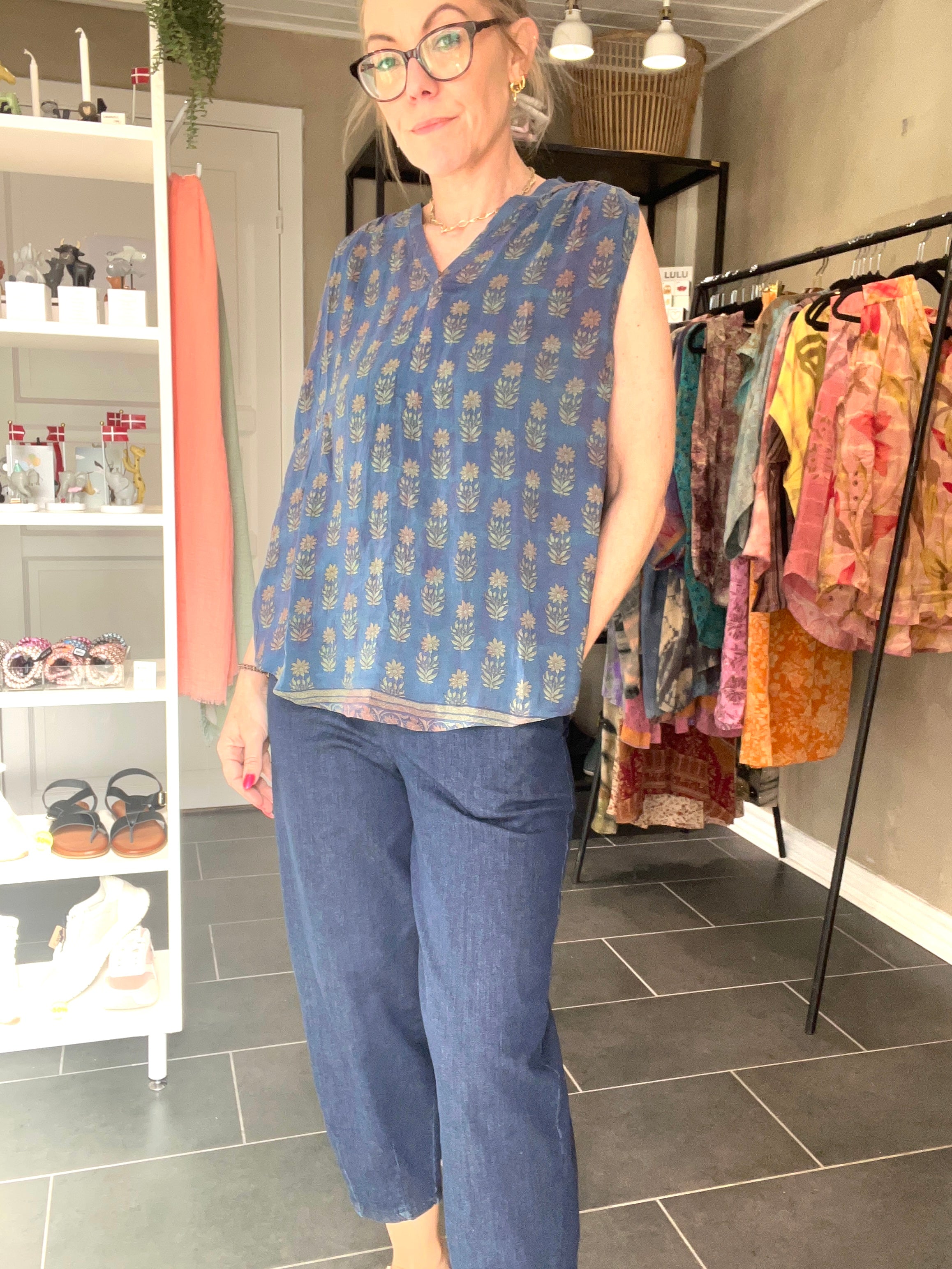 Blød blå silkebluse med feminine detaljer