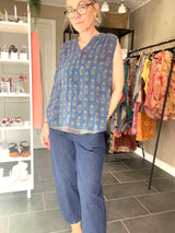 Blød blå silkebluse med feminine detaljer