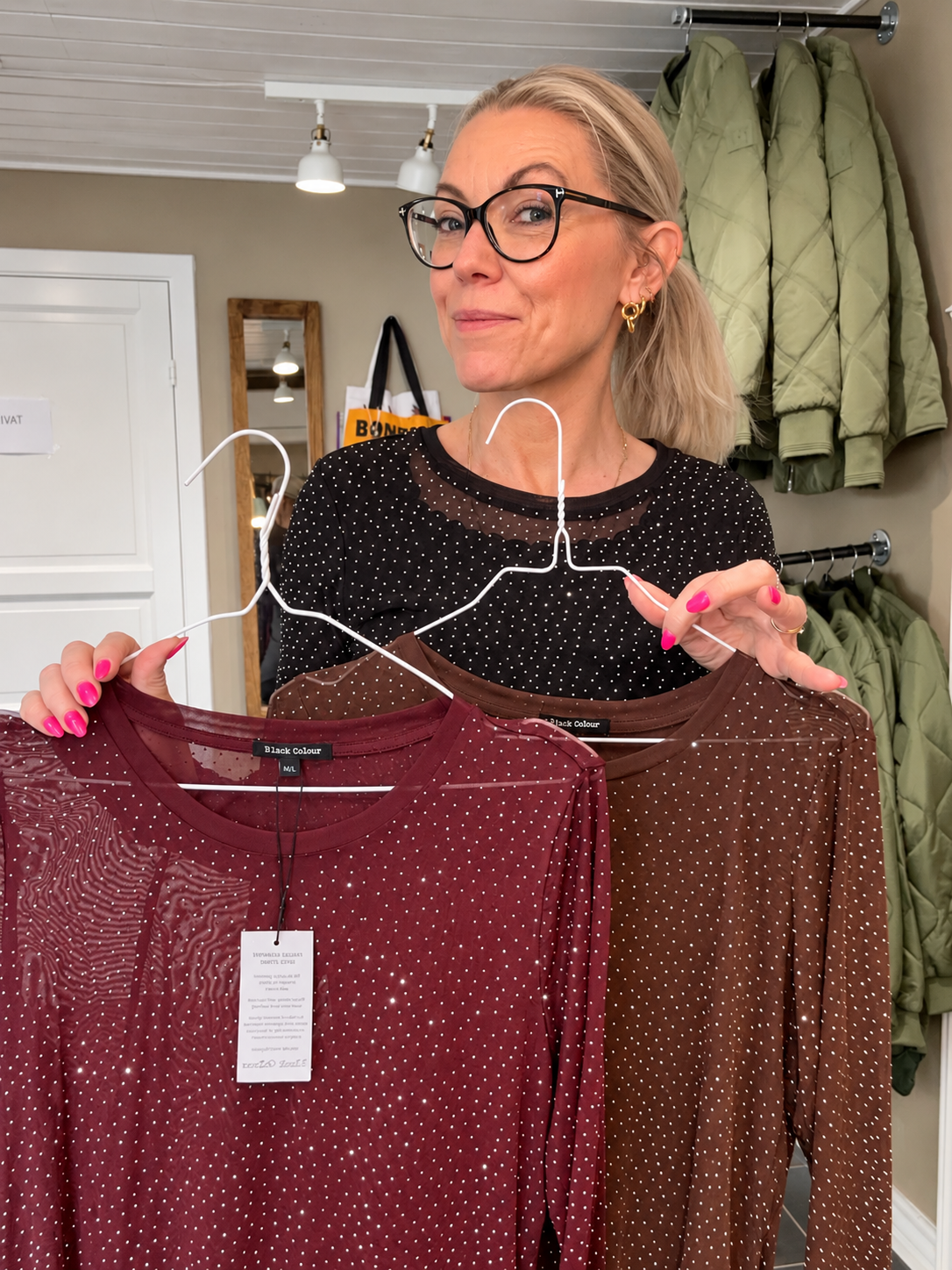 Black Colour blommefarvet meshbluse med sten og rund hals