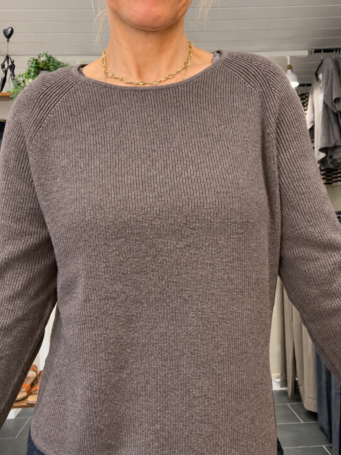 Nectarine Strik Brown fra Mansted med relaxed fit