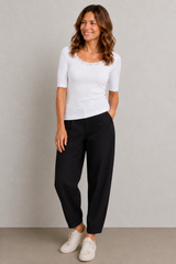 Beate Barrel Pant i Black fra Black Colour